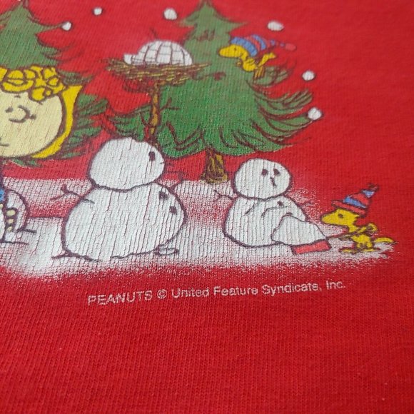 Peanuts Charlie Brown Snoopy Making Snowmen Men's M T Shirt Red Christmas Linus - Picture 4 of 8